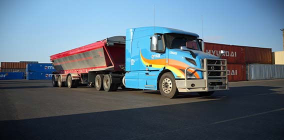 Live bottom trailer being hauled by Amar cab