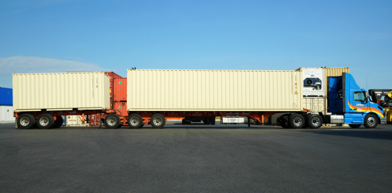 Amar Group Reverse B-Train transporting two containers (a 20’ followed by 40’)
