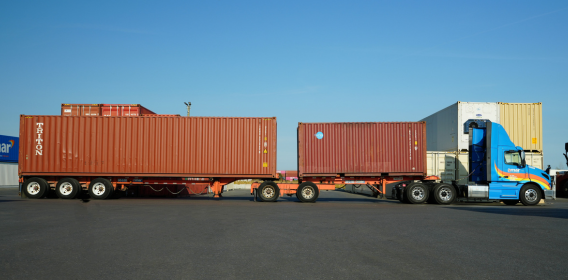 Amar Group B-Train transporting two containers (a 40’ followed by 20’)